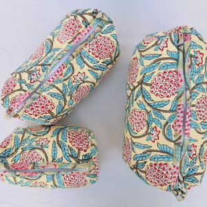 Trousse de Toilette et de Voyage Matelassée en Coton Faite à la Main, Imprimée au Bloc et Brodé - Product Image 1