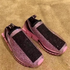 Zapatos casuales de diseñador de lujo, color rosa, con adornos de diamantes de imitación, parte superior de PVC transpirable, mocasines modernos para hombre, zapatillas casuales. - Product Image 5