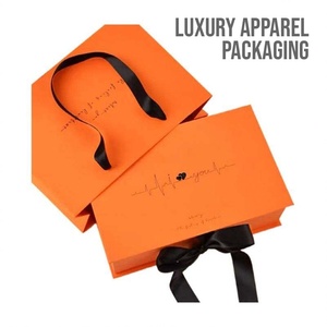 Emballage de luxe pour vêtements Bee, boîte rigide pliable avec fermeture magnétique, ruban à nouer, boîte cadeau avec gaufrage en feuille d'or - Product Image 1