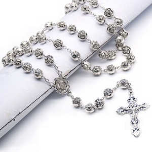 Collier chapelet vintage KOMI en plastique et alliage de zinc, perles argentées, avec pendentif croix crucifix Saint Graal pour femme - Product Image 6