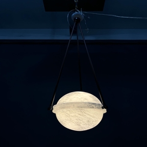 Luminaire suspendu sphérique de luxe en albâtre avec crochets en métal doré et plafonnier pour une ambiance commerciale et résidentielle - Product Image 4