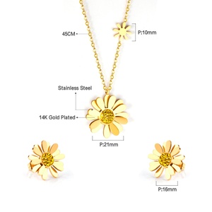 Ensemble de bijoux pour femmes, collier et boucles d'oreilles en acier inoxydable plaqué or, avec pendentif en forme de boutons de marguerite ornés de diamants, brillant, mignon et élégant - Product Image 2