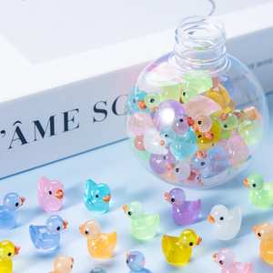 15 colores que brillan en la oscuridad pato con botella de plástico estatuilla en miniatura artesanía de resina luminosa Mini pato decoración de jardín - Product Image 1