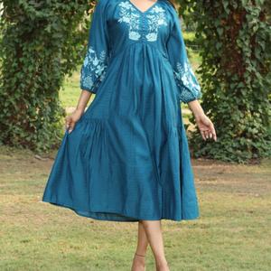 ชุดเดรสผ้าฝ้ายลินินทรงเอ สไตล์ลำลอง คอวี แขนยาว ความยาวปานกลาง เหมาะสำหรับวันหยุดฤดูร้อนสำหรับผู้หญิง  ปรับแต่งได้ตามต้องการ - Product Image 3