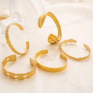 Brazalete de Acero Inoxidable Chapado en Oro de 18K de Alta Gama para Mujer, Diseño en Forma de C, Versátil y Sencillo, Brazalete Irregular de Moda - Product Image 2