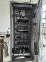 Robot FANUC M-20iD/25, 25 kg, 1831 mm, pour préhension et placement d'objets métalliques avec préhenseur personnalisé dans une clôture de sécurité, PLC intégré