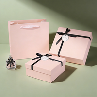Boîte magnétique en papier kraft de luxe, boîte cadeau rectangulaire tendance avec ruban