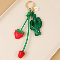 Porte-clés en cuir fait main avec cactus vert et fraise rouge, accessoire de sac mignon avec anneau doré, cadeau idéal pour les amateurs de plantes et de fruits