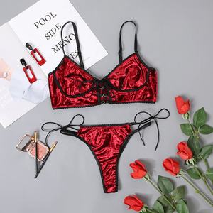 INTIFLOWER SL1947 Nouveau style Ensemble soutien-gorge et culotte en velours rouge à ouverture frontale - Lingerie sexy et charmante pour femmes - Product Image 3