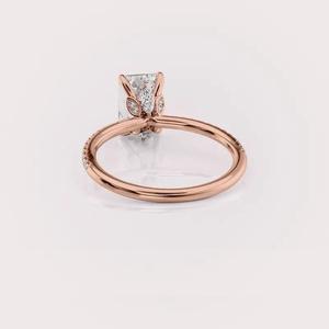 Bague de luxe en or rose 18 carats avec diamants taille émeraude et pierres rondes - Product Image 2