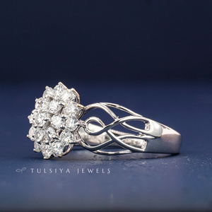 Bague tendance en or avec cristaux, bande audacieuse en or blanc 14 carats avec détails de petits diamants, bijoux de fiançailles à la mode pour femmes - Product Image 4