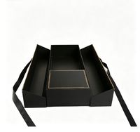 Boîte cadeau noire de luxe personnalisée avec motif d'aile en feuille d'or et fermeture à ruban