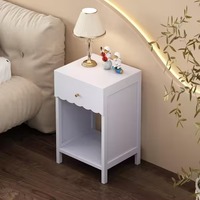Table de chevet moderne en bois à bords festonnés avec tiroir et étagère ouverte, design durable et écologique pour chambre à coucher et hôtel