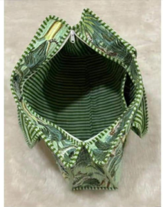 Elegante Bolso Tote Acolchado con Estampado de Hojas Verdes, Bolso de Hombro de Lona de Algodón con Cierre, Bolso de Viaje Moderno y Sostenible - Product Image 5
