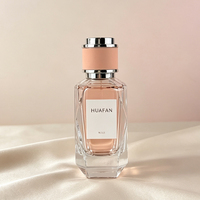 Flacon de parfum haut de gamme en verre transparent à facettes irrégulières, avec pulvérisateur à sertir, couvercle argenté personnalisé recouvert de cuir rose et sérigraphie