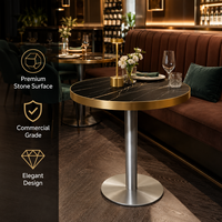 Table de bistrot de luxe en pierre frittée noire avec base carrée sur piétement doré, mobilier commercial pour restaurant
