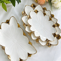 Luxe geëmbosseerde ovale keramische bord met gouden rand, wit porseleinen dienblad, huishoudelijk fruit- en dessertbord