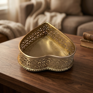Plateau décoratif triangulaire en laiton avec motif découpé au laser, design traditionnel, artisanat métallique, pièce unique - Product Image 1
