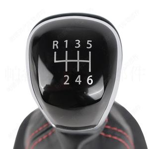 Funda de cuero para pomo de palanca de cambios de Volkswagen Golf 4 con costuras rojas, diseño ergonómico para coches con transmisión manual - Product Image 2