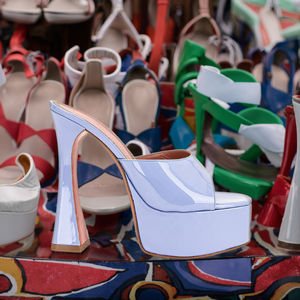 Chaussures en gelée personnalisées Sandales d'été <span class=keywords><strong>à</strong></span> bout ouvert plates-formes compensées Sandales <span class=keywords><strong>à</strong></span> talons hauts épais Sandales <span class=keywords><strong>à</strong></span> talons en gelée pour femmes - Product Image 2