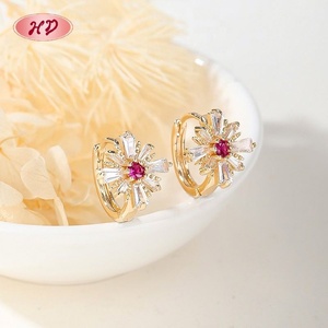 ต่างหูทรงวงกลมประดับเซอร์โคเนียสีแดงสดใส ชุบทอง 18K ทำจากทองเหลือง พร้อมเซอร์โคเนียทรงบาแกตต์สีแดง - Product Image 6