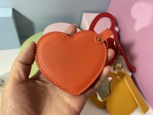 Espejo de Bolsillo de Cuero PU con Forma de Corazón Negro y Logotipo Personalizado, MOQ Bajo, Espejo de Maquillaje Portátil con Llavero para Viajes - Product Image 4