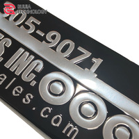 Plaques signalétiques métalliques gaufrées personnalisées en aluminium brossé, imprimées en sérigraphie multicolore pour accessoires de dispositifs technologiques