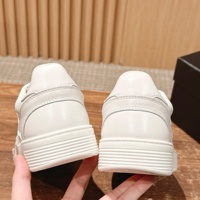 Sneakers en cuir pour femmes de style designer haut de gamme, chaussures décontractées de luxe de haute qualité, disponibles en noir et blanc