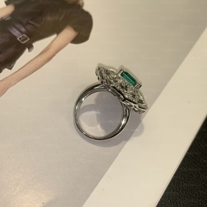 Anillo de diamantes nuevo para mujer en oro blanco de 9-18K — Corte esmeralda cuadrado certificado por IGI, con detalles de piedras redondas cultivadas en laboratorio. - Product Image 2