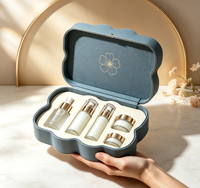 Boîte cadeau rigide écologique personnalisée en forme de coquille avec insert en mousse, compartiment, couvercle intérieur floral en feuille d'or et gaufrage pour produits de soin de la peau