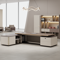 Bureau de direction moderne de grande taille avec un design de panneau de luxe léger, table de bureau en L pour une seule personne