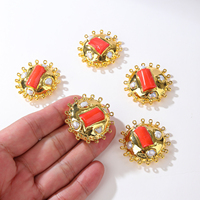 Boucles d'oreilles clous de luxe plaquées or avec perles de corail rouge et bordure ornée pour la fabrication de bijoux