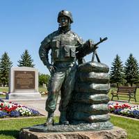 Statue en bronze classique sur mesure pour mémorial de guerre de jardin, avec monument en forme de mitrailleuse