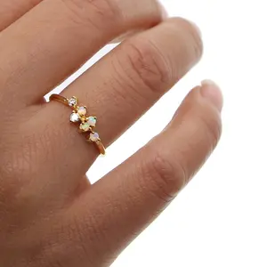 促销时尚黄金饰品小蛋白石白色直拉薄带时尚黄金小戒指