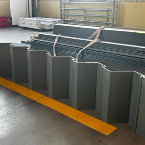 Pila versátil de láminas de plástico PVC, ideal para aplicaciones marinas de control de inundaciones y protección de vías fluviales - Product Image 1