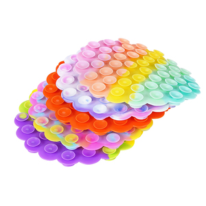 Jouet à succion rond double face Squidopops en silicone souple anti-stress à presser - Product Image 1