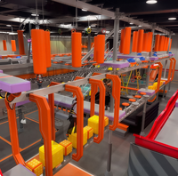 Aire de jeux intérieure personnalisée tout-en-un High Element Adventure, conçue pour une utilisation multi-activités, avec trampoline et mur d'escalade