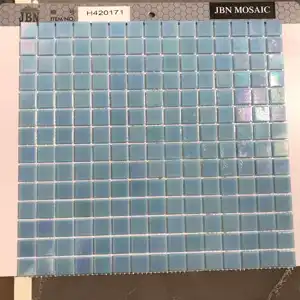 Carreaux de mosaïque de salle de bain et piscine, couleur bleu clair iridescent, dosseret en verre thermofusible