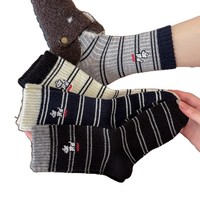 Nouvelles chaussettes épaisses à rayures brodées pour femmes, automne et hiver, chaussettes polyvalentes pour l'apprentissage, vente en gros de chaussettes pour femmes pour l'hiver