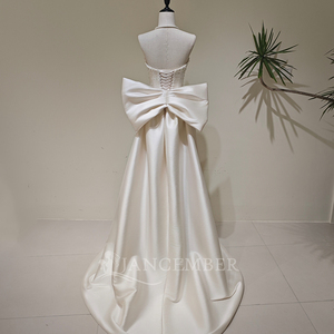 Robe de mariée sirène moderne LY159 en satin avec appliques florales en cristal, jupe longue à nœud, longueur ras du sol - Product Image 2