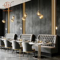 Ensemble de meubles sur mesure Ron Group, banquette en velours capitonné en forme de L, table avec base en marbre et métal, chaises rembourrées