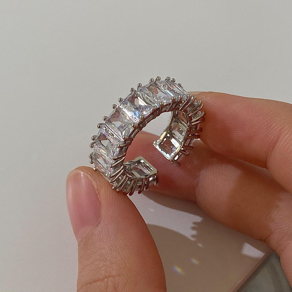 Anillo cuadrado de plata con circonita