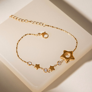 Bracelet à breloques étoiles en alliage de zinc plaqué or avec cristaux sertis clos, bijou cadeau - Product Image 2