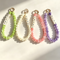YIREPIN Accessoires de porte-clés personnalisés style hawaïen avec perles en bois carrées, lettres et fleurs en résine pour téléphone