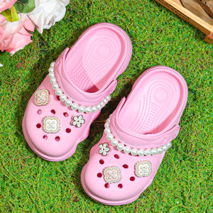 女童夏季EVA防滑木屐防滑花园鞋，带珍珠表带和花卉水钻魅力，适合幼儿 - Product Image 1