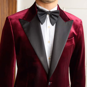 Costume de luxe pour <span class=keywords><strong>homme</strong></span> en mélange de laine, <span class=keywords><strong>blazer</strong></span> de smoking <span class=keywords><strong>bordeaux</strong></span> en velours avec revers en satin, coupe ajustée pour mariage de prestige - Product Image 3