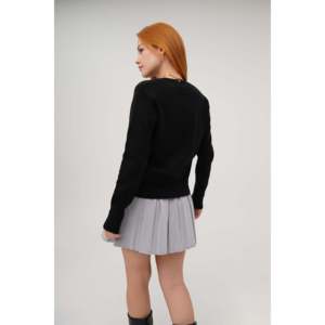 เสื้อสเวตเตอร์คอกลมสีดำล้วนสำหรับผู้หญิง แขนยาว สวมใส่สบาย ไม่เป็นขุย ผ้าถัก 14 กรัม - Product Image 2