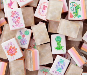 Mahjong Confetti <span class=keywords><strong>de</strong></span> Luxe pour Voyage – Tuiles <span class=keywords><strong>de</strong></span> <span class=keywords><strong>Poker</strong></span> Américain Vert/Bleu/Rose/Violet avec Joker Inclus – Divertissement Écologique - Product Image 5