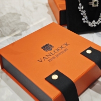 Boîte d'emballage pour bijoux à couvercle rabattable, coque en papier orange avec doublure en velours noir, boîte cadeau personnalisée pour collier, bague, bracelet