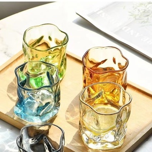 Petits verres à vin personnalisés pour la verrerie, verres à whisky torsadés pour les réunions de famille - Product Image 4